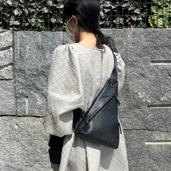 ＜20%OFFSALE＞軽量！さんかくボディバッグ大（本革） BLACK 4枚目の画像