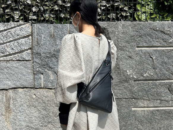 ＜20%OFFSALE＞軽量！さんかくボディバッグ大（本革） BLACK 4枚目の画像