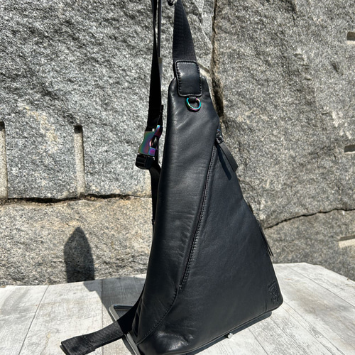 20%OFFSALE＞軽量！さんかくボディバッグ大（本革） BLACK ボディ