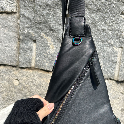 20%OFFSALE＞軽量！さんかくボディバッグ大（本革） BLACK ボディ