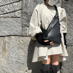 ＜20%OFFSALE＞軽量！さんかくボディバッグ大（本革） BLACK 2枚目の画像
