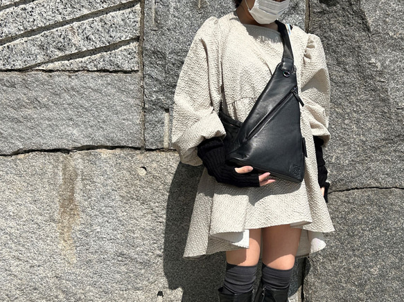 ＜20%OFFSALE＞軽量！さんかくボディバッグ大（本革） BLACK 2枚目の画像