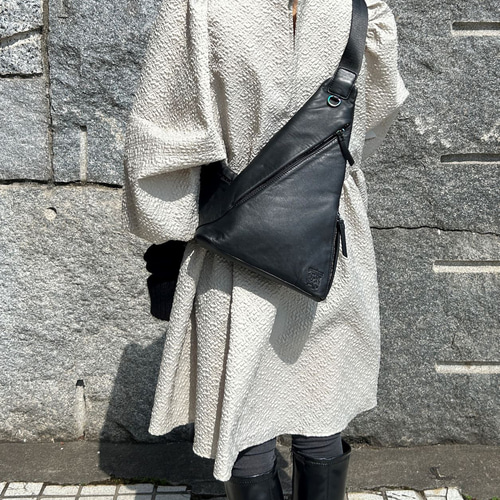 20%OFFSALE＞軽量！さんかくボディバッグ大（本革） BLACK ボディ