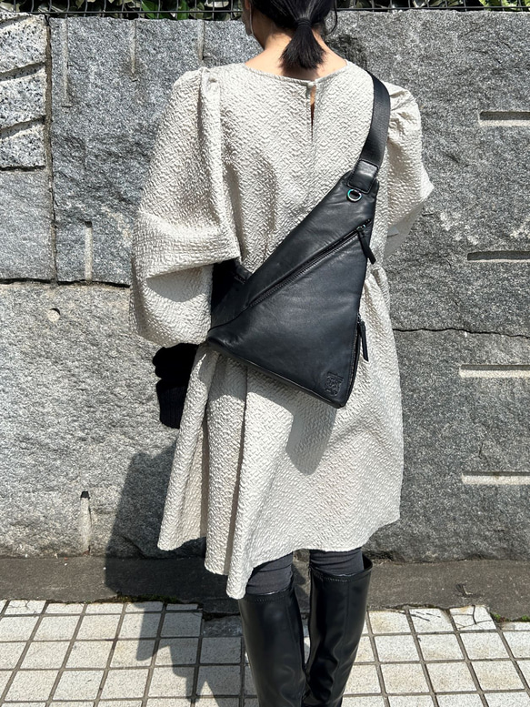 ＜20%OFFSALE＞軽量！さんかくボディバッグ大（本革） BLACK 3枚目の画像
