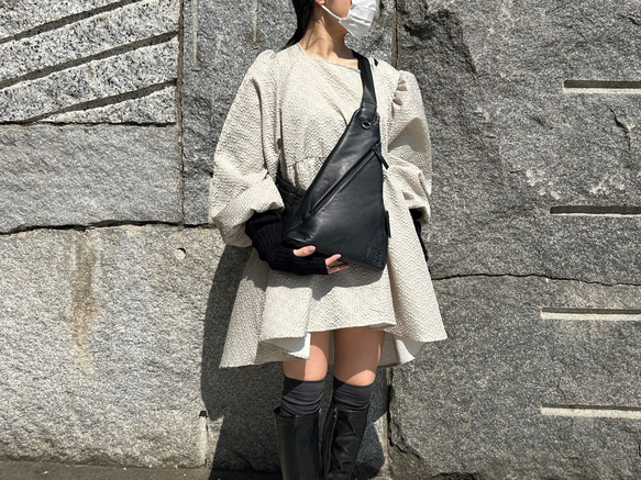 ＜20%OFFSALE＞軽量！さんかくボディバッグ大（本革） BLACK 5枚目の画像