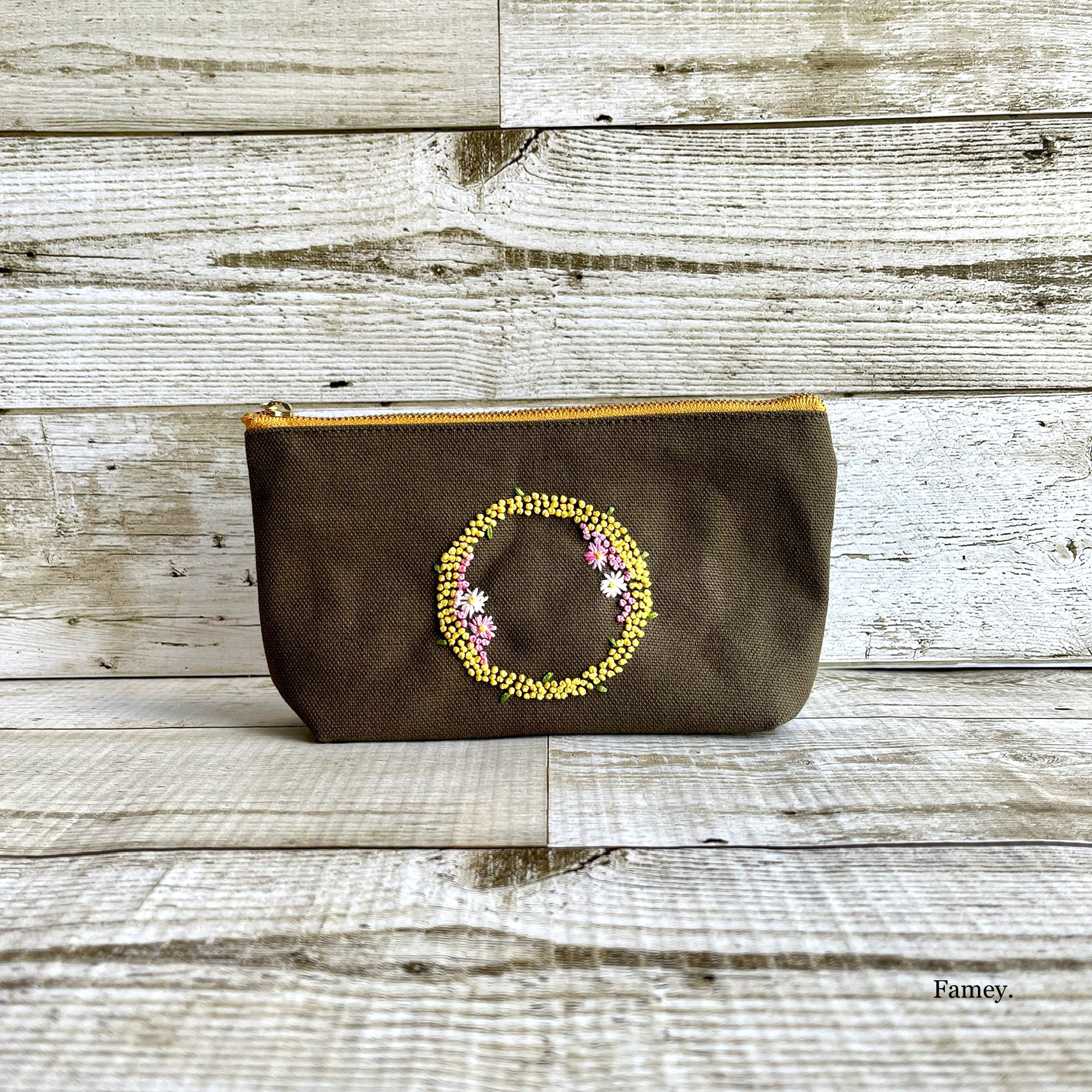 大人かわいい手刺繍マーガレットとミモザリースのポーチ　国産帆布　コットン　小物入れ　ペンケース