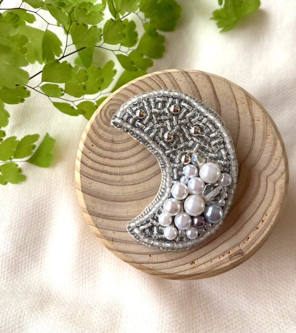 月と木のブローチ オーバル 刺繍ブローチ 【公式通販】
