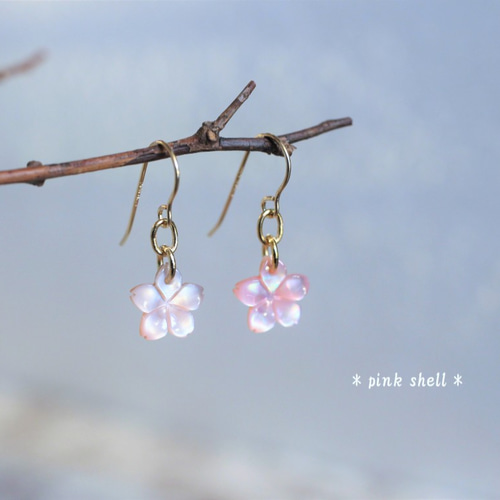 ほんのりピンク色桜シェルのフレンチフックピアス＊