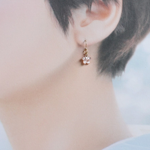 ＊ほんのりピンク色　桜シェルのフレンチフックピアス＊ ほんのりピンク色桜シェルのフレンチフックピアス＊