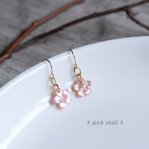 ほんのりピンク色桜シェルのフレンチフックピアス＊