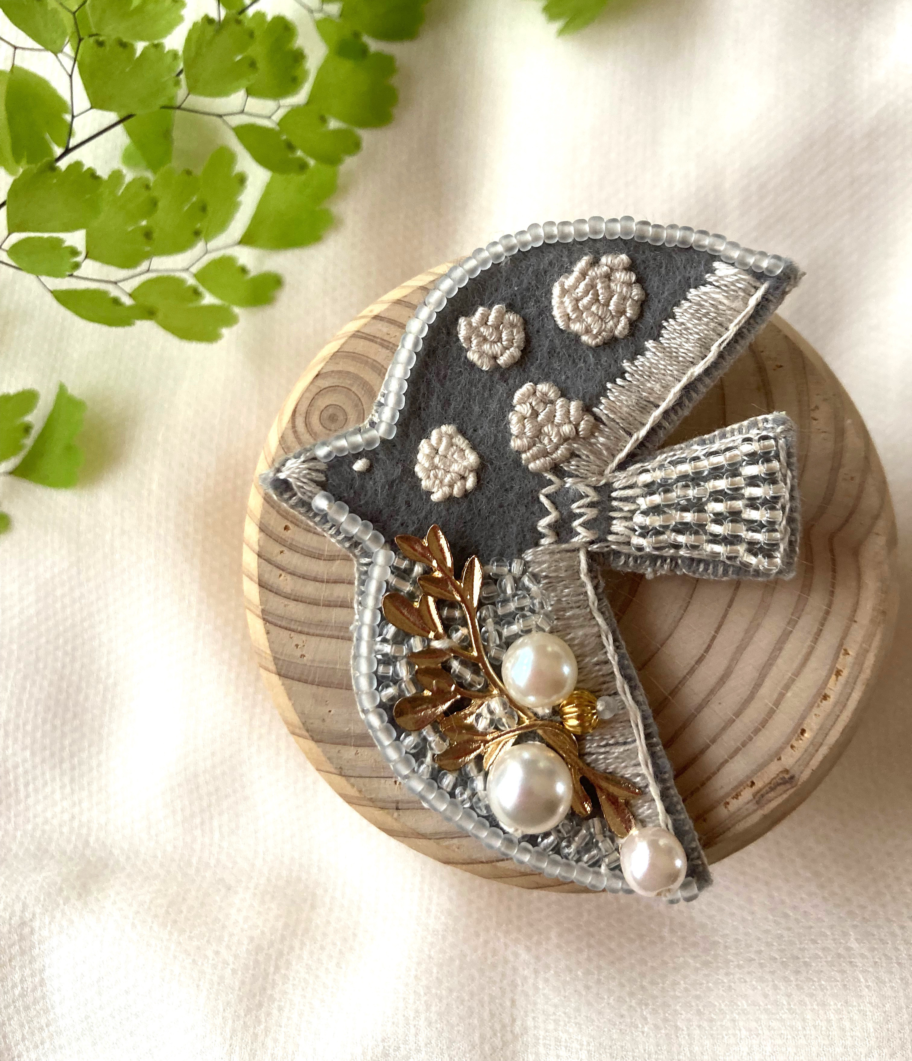 アート　ブローチ　鳥　時計　布　ビーズ　刺繍　芸術