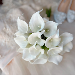 ウエディングブーケ 白 造花 カラー おしゃれ きれいめ ブライダルブーケ ブートニア 2枚目の画像