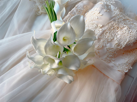 ウエディングブーケ 白 造花 カラー おしゃれ きれいめ ブライダルブーケ ブートニア 1枚目の画像