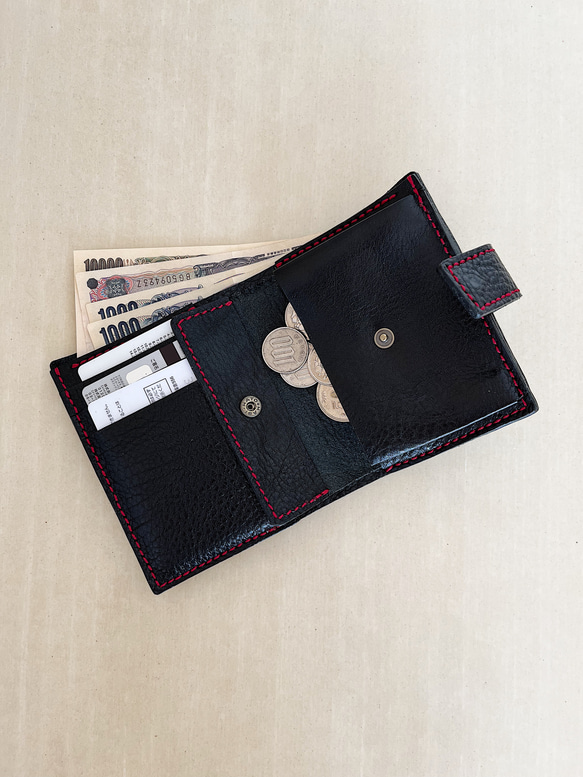 カードがたくさん入る折り財布　二つ折り財布　シュリンクレザー　黒の財布　柔らかい革 5枚目の画像