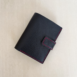 カードがたくさん入る折り財布　二つ折り財布　シュリンクレザー　黒の財布　柔らかい革 1枚目の画像