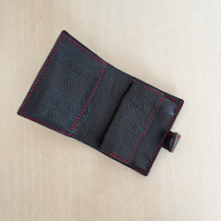 カードがたくさん入る折り財布　二つ折り財布　シュリンクレザー　黒の財布　柔らかい革 2枚目の画像