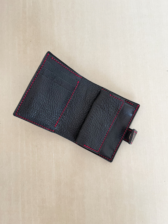 カードがたくさん入る折り財布　二つ折り財布　シュリンクレザー　黒の財布　柔らかい革 2枚目の画像