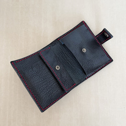 カードがたくさん入る折り財布　二つ折り財布　シュリンクレザー　黒の財布　柔らかい革 3枚目の画像