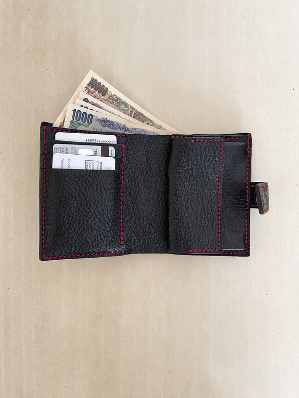 カードがたくさん入る折り財布　二つ折り財布　シュリンクレザー　黒の財布　柔らかい革 4枚目の画像