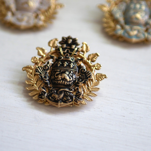 ブローチ【黒貴族のエンブレム】紋章 真鍮 ヴィンテージ アンティーク