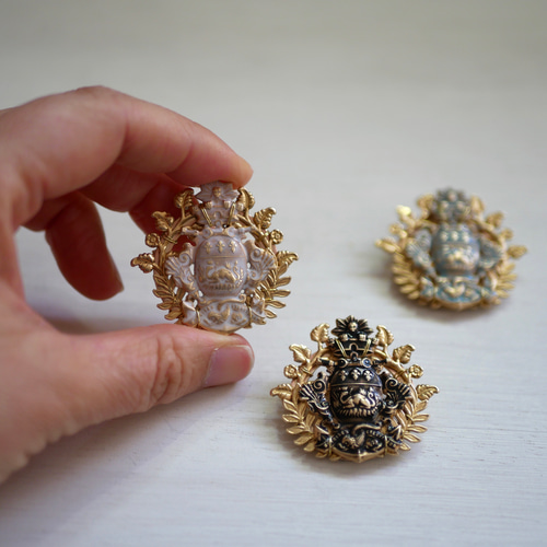 ブローチ【黒貴族のエンブレム】紋章 真鍮 ヴィンテージ アンティーク