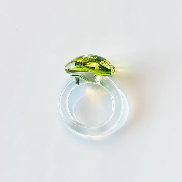 透明感 さざれ石・シトラス×ライムグリーン　オールガラス製のガラスリング　金属アレルギー対応：ガラスの指輪 3枚目の画像