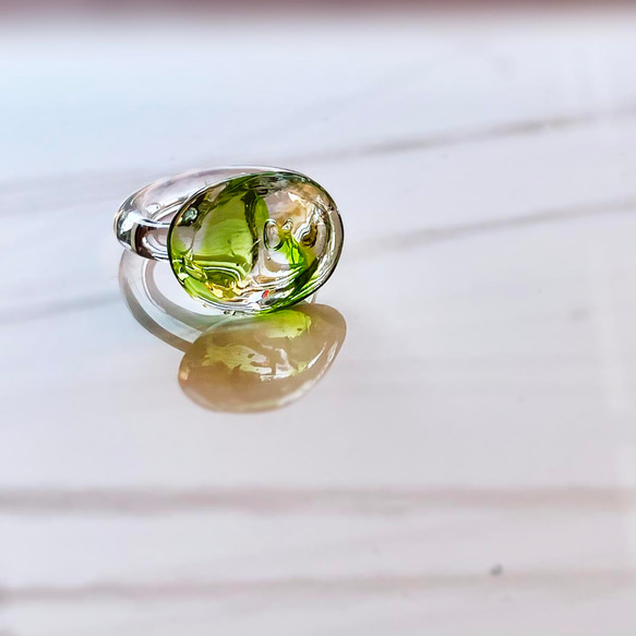 透明感 さざれ石・シトラス×ライムグリーン　オールガラス製のガラスリング　金属アレルギー対応：ガラスの指輪 1枚目の画像
