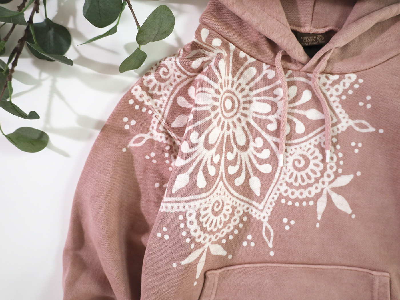 メヘンディ柄のろうけつ×ベンガラ染めパーカー（ユニセックスサイズ） *old rose*