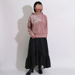 メヘンディ柄のろうけつ×ベンガラ染めパーカー（ユニセックスサイズ） *old rose* 4枚目の画像