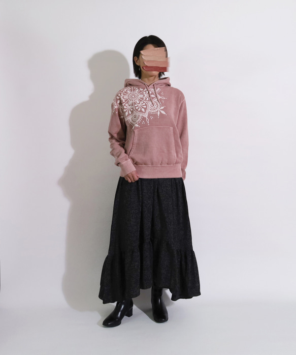 メヘンディ柄のろうけつ×ベンガラ染めパーカー（ユニセックスサイズ） *old rose* 4枚目の画像