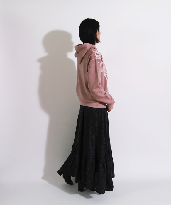 メヘンディ柄のろうけつ×ベンガラ染めパーカー（ユニセックスサイズ） *old rose* 6枚目の画像