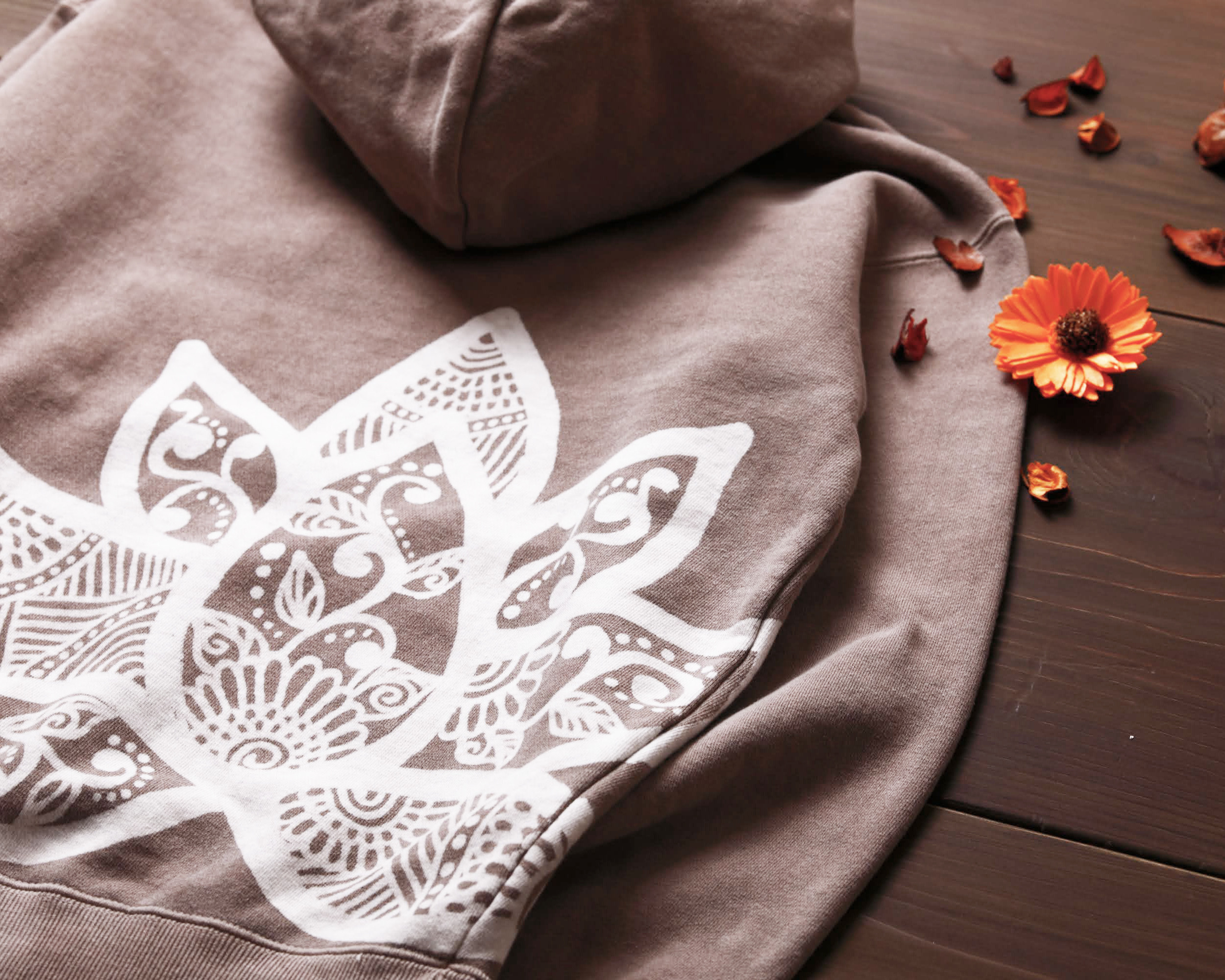 ロータス柄のろうけつ×ベンガラ染めパーカー（ユニセックスサイズ） *mocha*