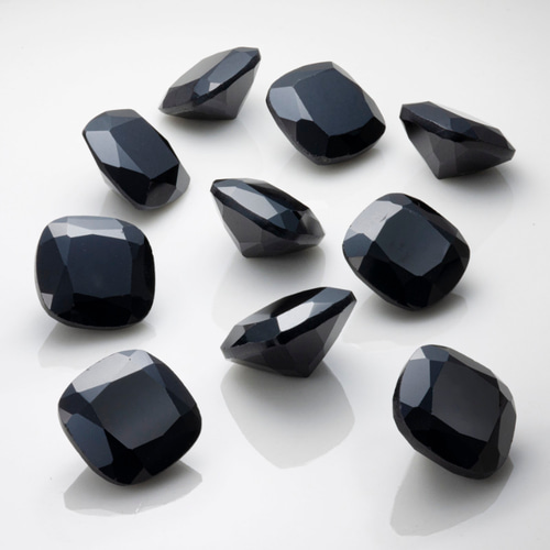 1粒売り 宝石質ブラックスピネルAAA ルース スクエアファセットカット