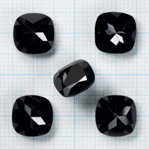【ゼロ】ブラックスピネルのペンギンさん形オルゴナイト☆他４点 1粒売り 宝石質ブラックスピネルAAA ルース スクエアファセットカット