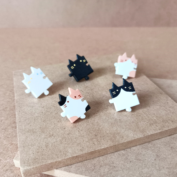 ハチワレちゃん ピンバッジ N16-19 猫 ねこ - メルカリ