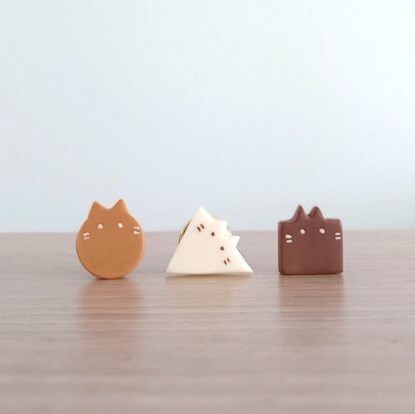 ○△□ネコピンバッジ〈チョコレート〉猫ねこピンズ 1枚目の画像