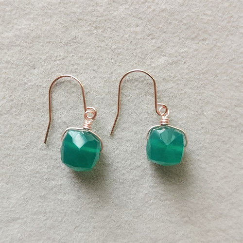 【Ruby】希少石リーフグリーンオパールの大粒ピアス/イヤリング 8mm 宝石質グリーンオニキス キューブカットのフックピアス 【金属