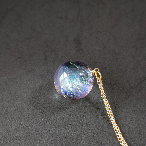 カラフルに輝く宇宙玉レジンの球体ネックレス ネックレス