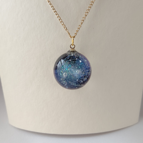 カラフルに輝く宇宙玉レジンの球体ネックレス ネックレス