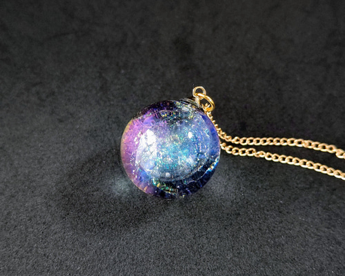 カラフルに輝く宇宙玉レジンの球体ネックレス ネックレス