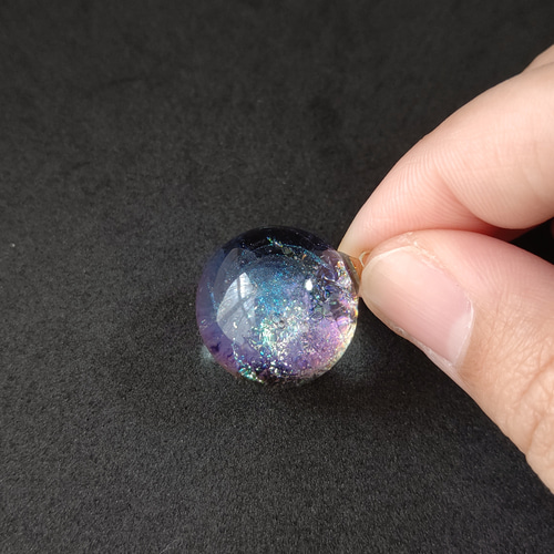 カラフルに輝く宇宙玉レジンの球体ネックレス ネックレス