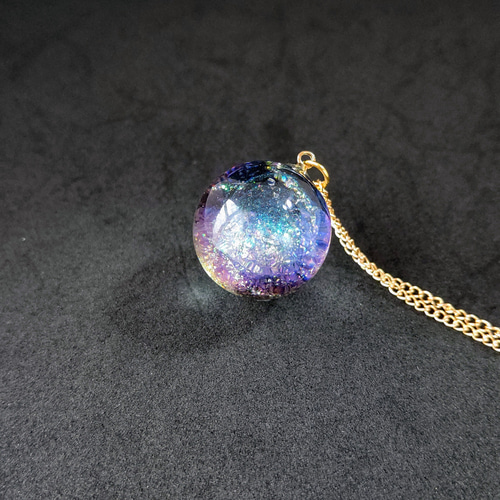 月と宇宙を閉じ込めた天球儀 球体レジン 歯車 偏光 宇宙レジンネックレス 彗星と三日月 見る角度で色変化 宇宙レジン ネックレスの通販 by