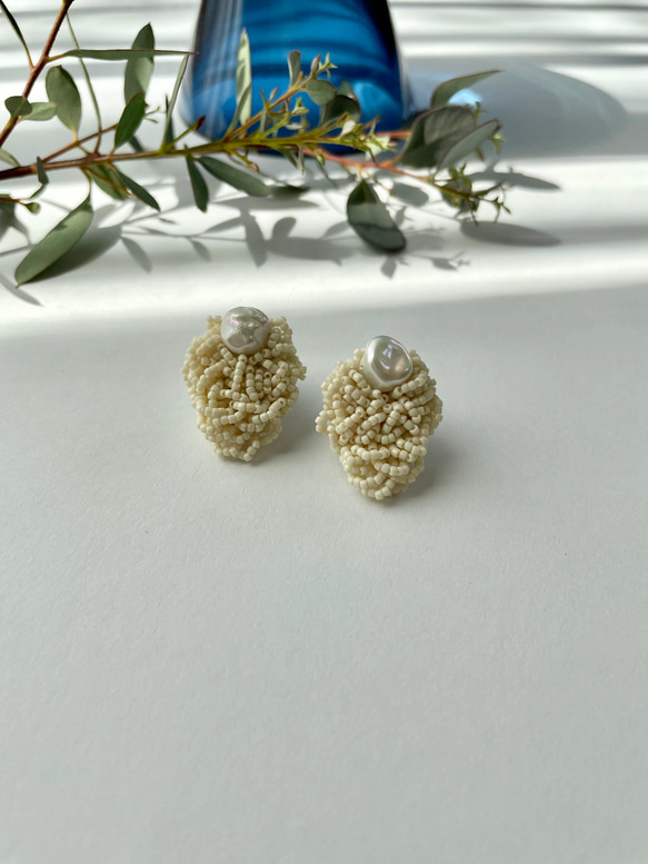 ビーズ刺繍アクセサリー/ビーズアクセサリー/イヤリング/淡水パール/入園式/入学式/結婚式/ウェディング/春イヤリング 2枚目の画像