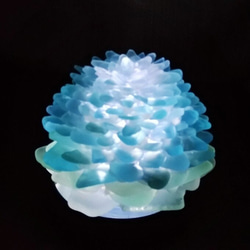 【オーダー】シーグラスのお花のランプシェード ブルー グラデーション×ライトグリーン 矢車菊（やぐるまぎく）【海灯花】 10枚目の画像