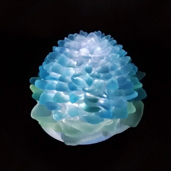 【オーダー】シーグラスのお花のランプシェード ブルー グラデーション×ライトグリーン 矢車菊（やぐるまぎく）【海灯花】 8枚目の画像
