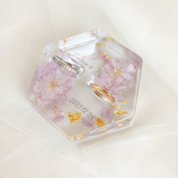 桜と金箔のレジンリングピロー×ゴールドガラスケース 4枚目の画像