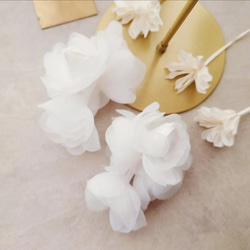 シフォン サテン 花 大ぶり オーガンジー ロング タッセル ふわふわ ホワイト 花 パール 上品 フォーマル 結婚式 5枚目の画像