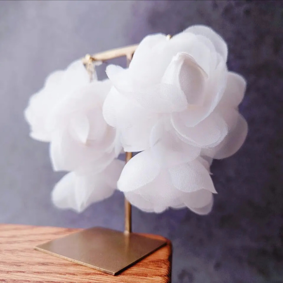 シフォン サテン 花 大ぶり オーガンジー ロング タッセル ふわふわ ホワイト 花 パール 上品 フォーマル 結婚式 3枚目の画像