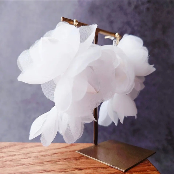 シフォン サテン 花 大ぶり オーガンジー ロング タッセル ふわふわ ホワイト 花 パール 上品 フォーマル 結婚式 4枚目の画像
