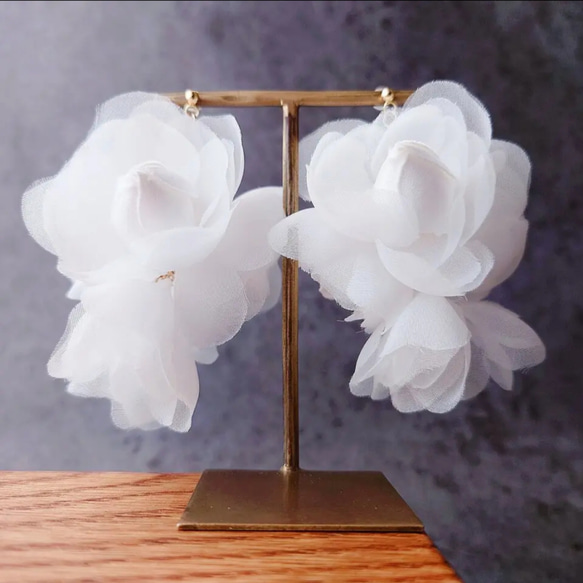 シフォン サテン 花 大ぶり オーガンジー ロング タッセル ふわふわ ホワイト 花 パール 上品 フォーマル 結婚式 1枚目の画像